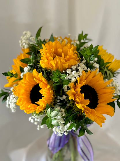 Bright and uplifting floral arrangement with sunflowers and baby’s breath, ideal for gifting any occasion.