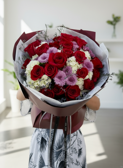 , a breathtaking design perfect for Valentine’s Day,anniversaries, birthdays, or any special occasion. This luxurious arrangement features a stunning blend of red and ivory, fluffy hydrangeas,