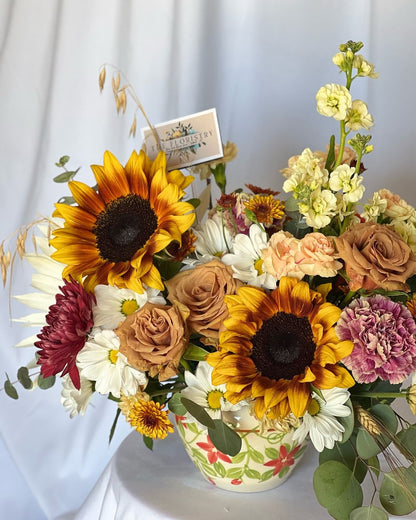 Autumn bouquet with warm earthy tones, seasonal blooms, and fall-inspired foliage.
