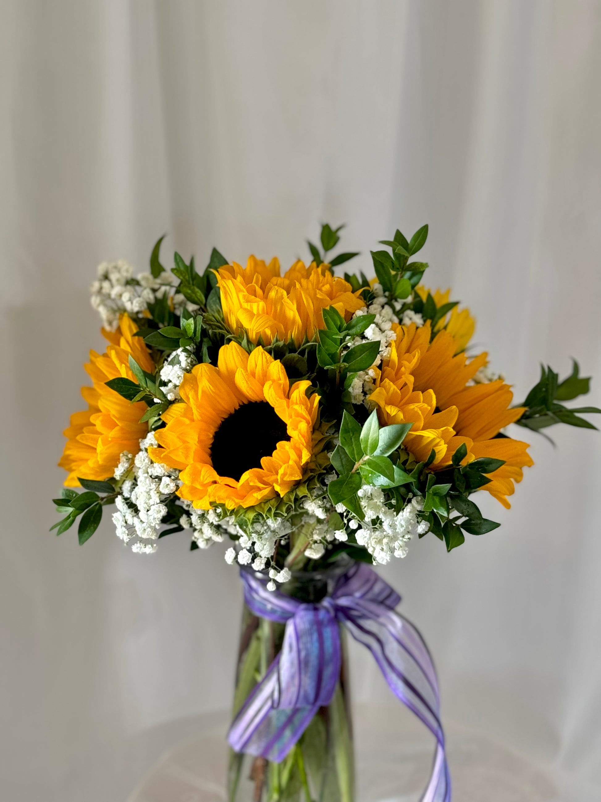 Sunflower and baby’s breath vase arrangement, perfect for birthdays, congratulations, or special celebrations.
