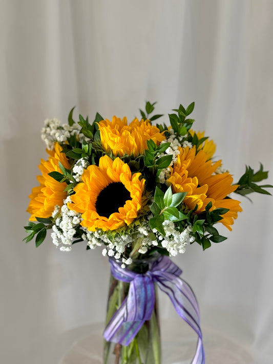 Sunflower and baby’s breath vase arrangement, perfect for birthdays, congratulations, or special celebrations.
