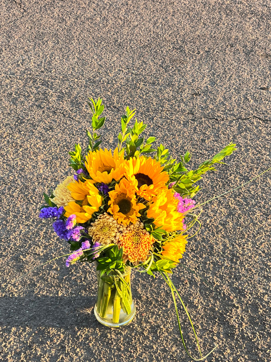 Bright and radiant, in a stylish one-faced design. Symbolizing warmth, happiness, and positivity, this bouquet is perfect for bringing sunshine into any space. 
